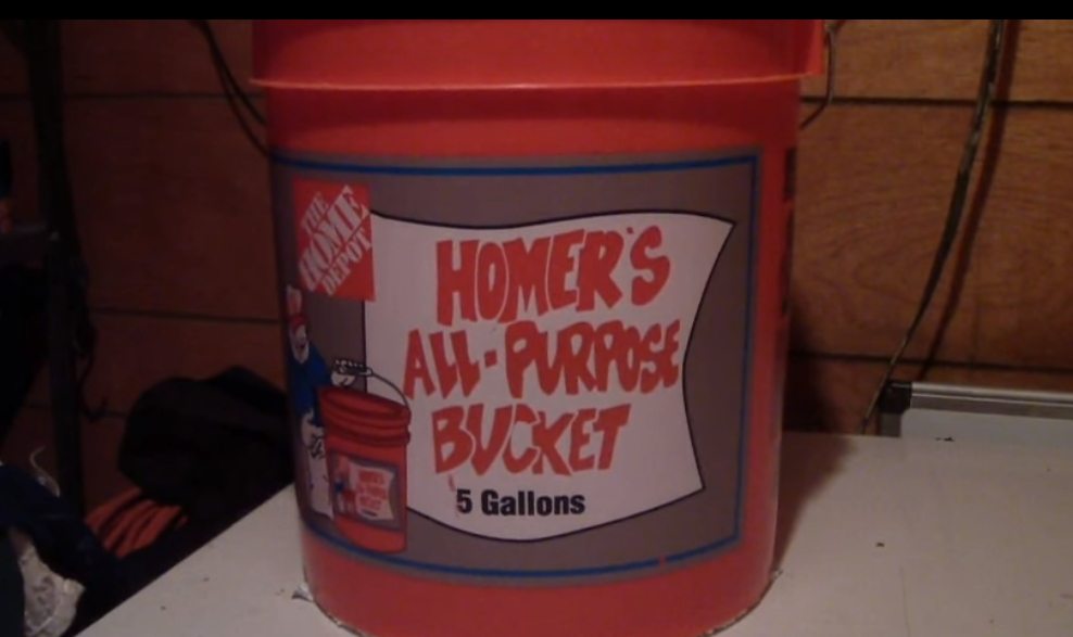 Gravity fed watering bucket